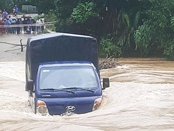 Xe tải bị nước lũ cuốn trôi khi đi qua đập tràn