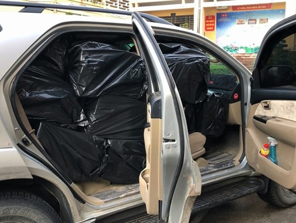 TP Hồ Chí Minh: Bắt xe ô tô dùng biển số giả để buôn lậu thuốc lá