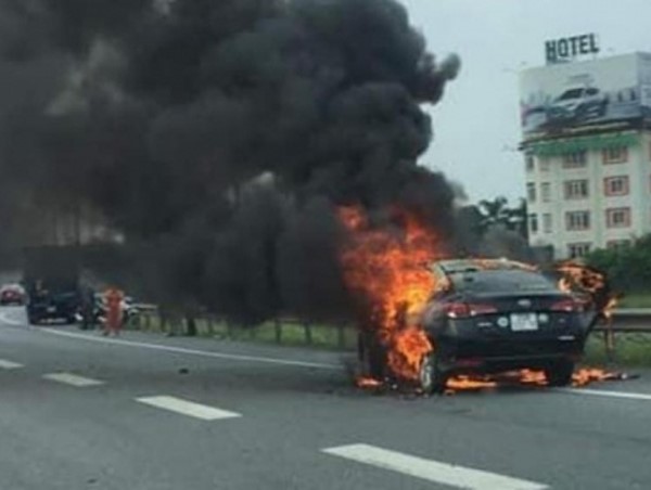 Khách hút thuốc khiến taxi bốc cháy dữ dội trên cao tốc