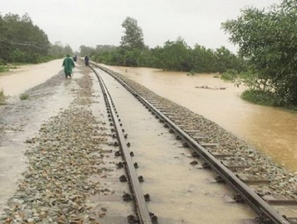 Tạm dừng chạy tàu khách từ Hà Nội đến Đông Hà vì mưa lũ
