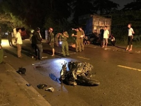 Xe máy "đấu đầu", 2 nam thanh niên thương vong