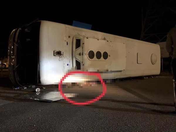 Xe khách chở công nhân lật khiến hơn chục người bị thương, 1 nạn nhân bị đè tử vong