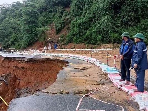 Quảng Trị: Quốc lộ 9 sạt lở nghiêm trọng, giao thông chia cắt