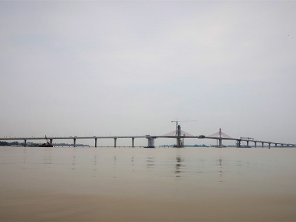 Hợp long cầu Cửa Hội nối hai tỉnh Nghệ An - Hà Tĩnh