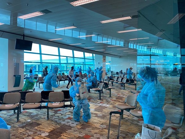 Đưa gần 360 công dân Việt Nam từ Singapore về nước