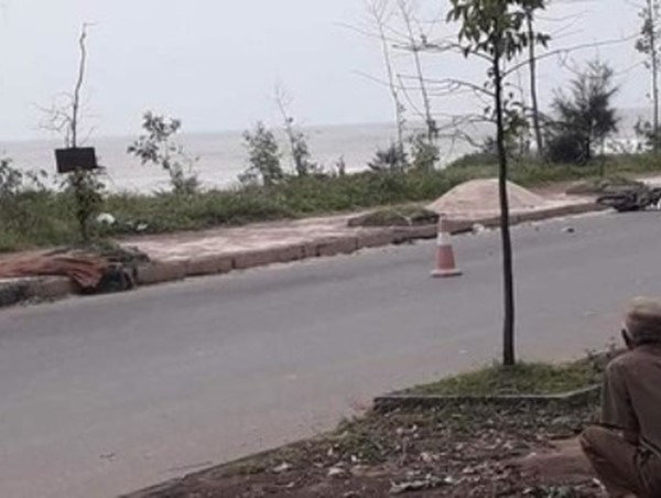 Phát hiện thi thể thanh niên cùng xe máy trên trục đường ven biển
