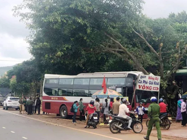 Xe khách giường nằm mất lái gây tai nạn trên Quốc lộ 20