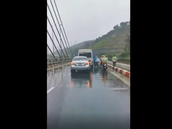 Clip: Ô tô đi chậm trên cầu để chắn gió to cho xe máy, hành động ấm lòng giữa mưa bão