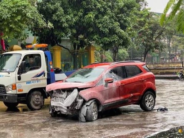 Hà Nội: Ô tô lao vào cổng trường mầm non Trung Hoà