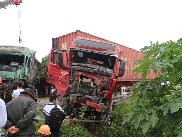 Hà Tĩnh: Xe “hổ vồ” đấu đầu xe container, 2 tài xế may mắn thoát chết