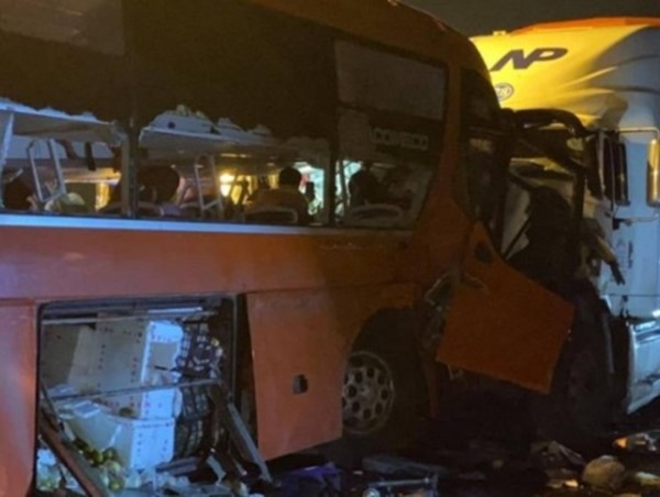 Tai nạn giao thông mới nhất hôm nay 15/10: Xe khách tông trực diện xe container, 19 người thương vong
