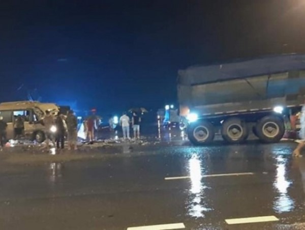 Xe khách va chạm xe đầu kéo ở Yên Bái