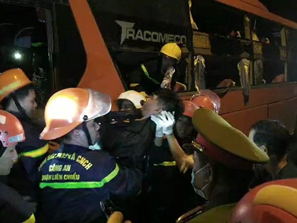 Tai nạn giữa xe khách và xe đầu kéo, 2 người chết, 10 người bị thương