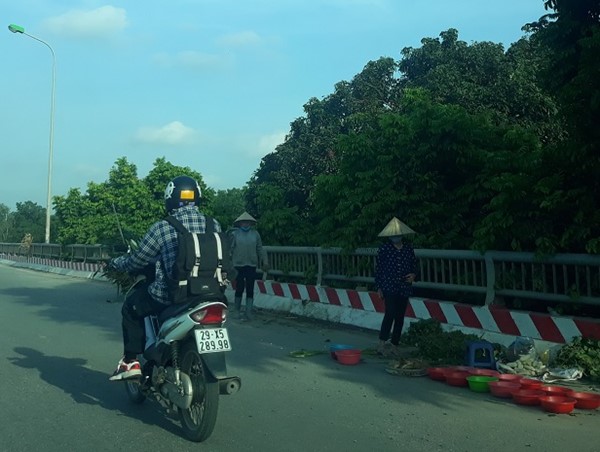 Mặt cầu biến thành chợ