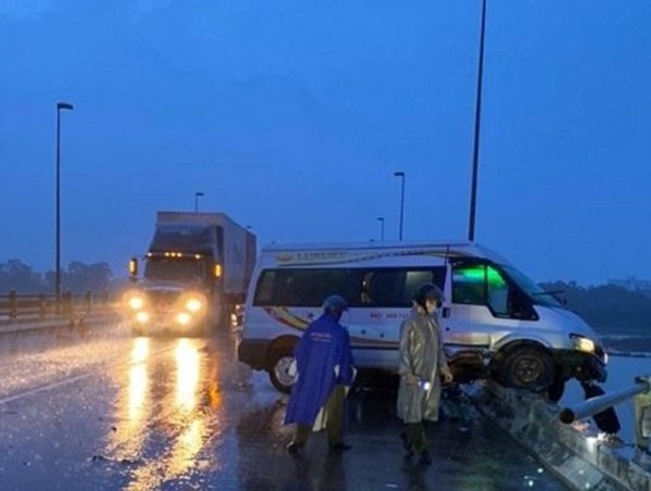 Tai nạn liên hoàn khiến 4 người bị thương, ô tô 16 chỗ treo lơ lửng trên cầu