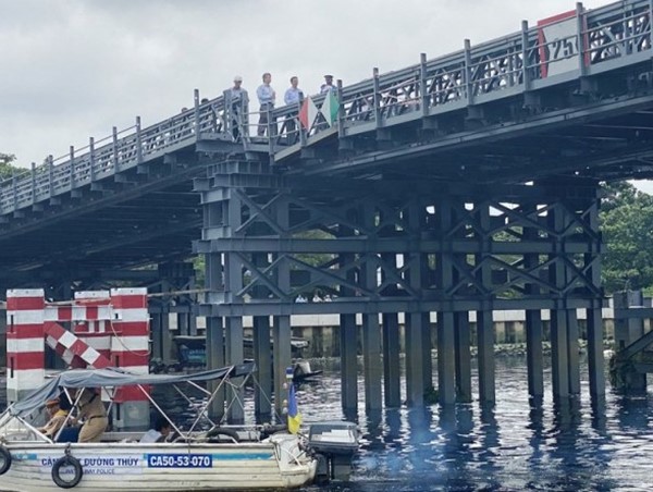 Chưa kịp thông xe, cầu sắt An Phú Đông đã bị xà lan đâm sụp mố cầu