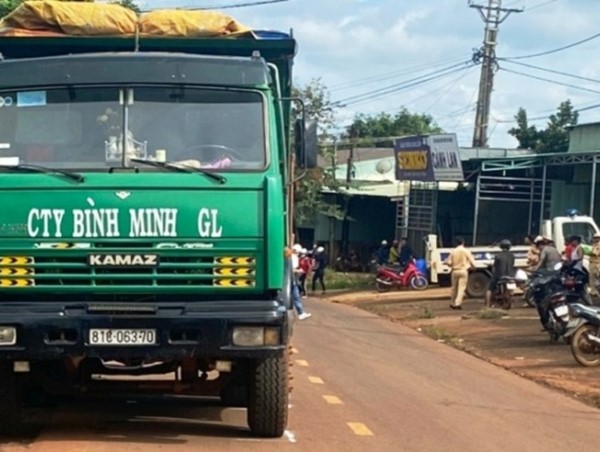 Nữ sinh đi học về bị xe tải cán tử vong