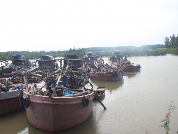 Quảng Ninh: Bắt giữ và xử lý 6 tàu vỏ sắt vận chuyển cát trái phép