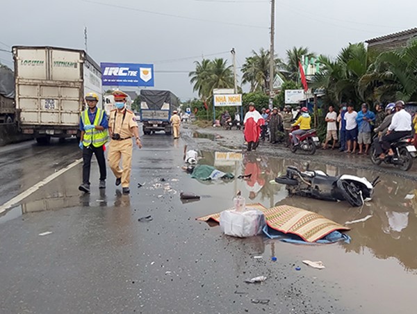 Tai nạn giao thông mới nhất hôm nay 17/10: Tránh vũng nước, đôi nam nữ bị xe tải cán tử vong