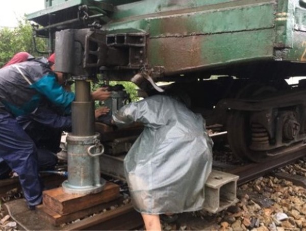 Đường sắt xói lở, tàu trật bánh, đứt toa ở Quảng Trị