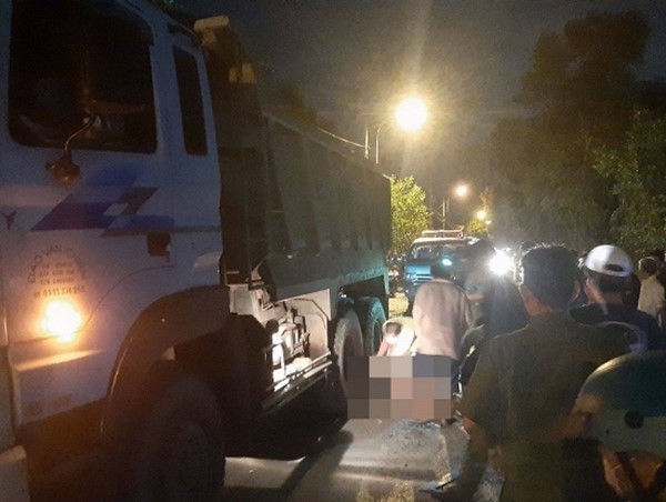 Tránh ổ gà giữa đường, thanh niên bị xe tải cán chết