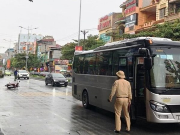 Tai nạn giao thông mới nhất hôm nay 18/10: Bé trai 8 tuổi tử vong sau va chạm giữa xe khách và xe máy