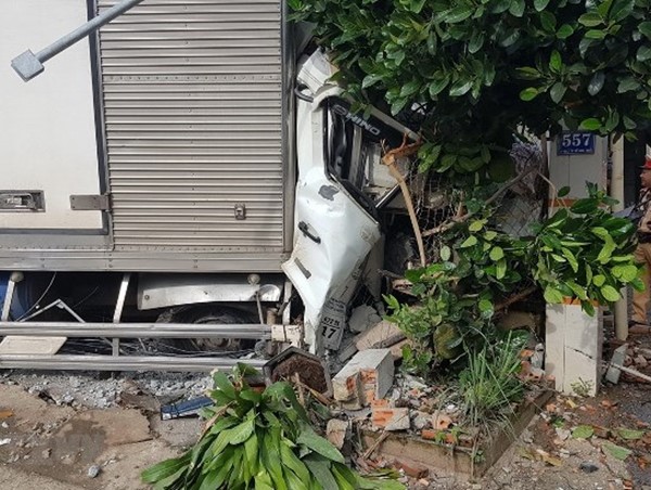 Tai nạn giao thông mới nhất hôm nay 19/10: Xe tải đâm nát xe máy, lao vào nhà dân