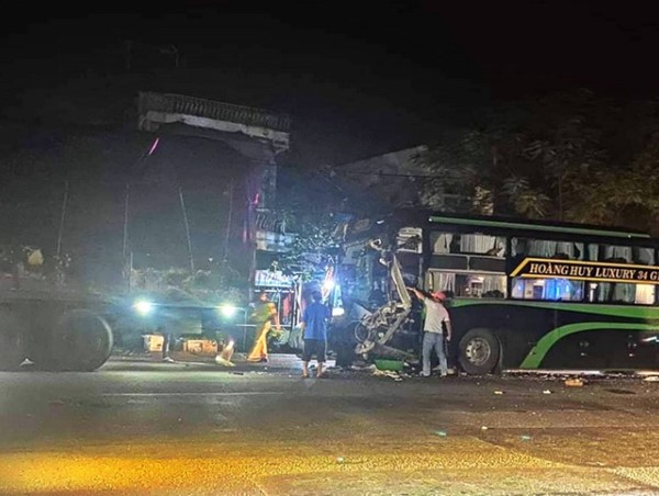 Tông vào đuôi xe tải, tài xế xe khách kẹt trong cabin