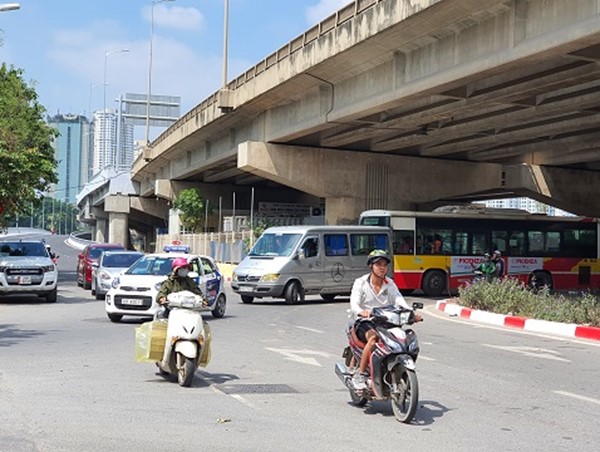 [Điểm nóng giao thông] Cần xem xét lại điểm mở sát cầu Linh Đàm