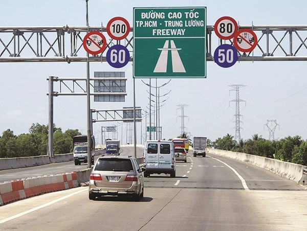 Thu phí trên cao tốc đầu tư công: Lo ngại phí chồng phí