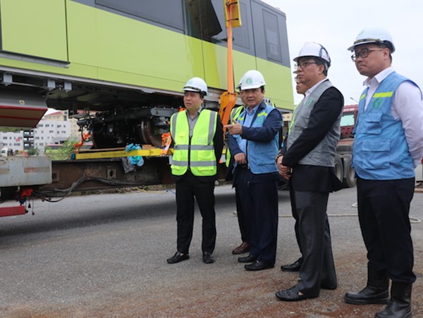 Phó Chủ tịch UBND TP Nguyễn Thế Hùng kiểm tra việc lắp đặt đoàn tàu đường sắt Nhổn - Ga Hà Nội