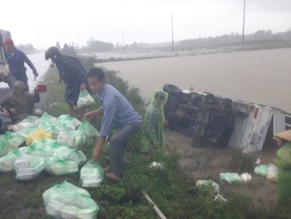 Tai nạn giao thông mới nhất hôm nay 20/10: Ô tô chở nhiều người bị lật trên đường đi cứu hộ