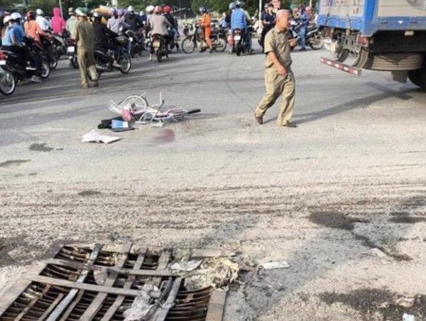 Học sinh lớp 7 bị xe tải cán chết thương tâm trên đường đi học