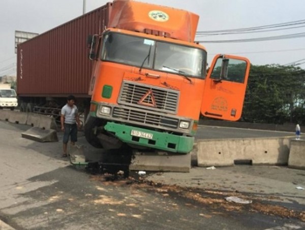 Dầu nhớt từ xe đầu kéo đổ ra đường, nhiều người đi xe máy bị ngã