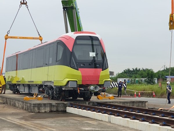 Cận cảnh thao tác đưa đoàn tàu đường sắt Nhổn - Ga Hà Nội lên ray