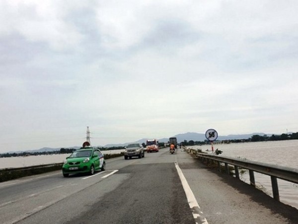 Nước rút trên quốc lộ 1A, phương tiện lưu thông được qua vùng lũ Quảng Bình