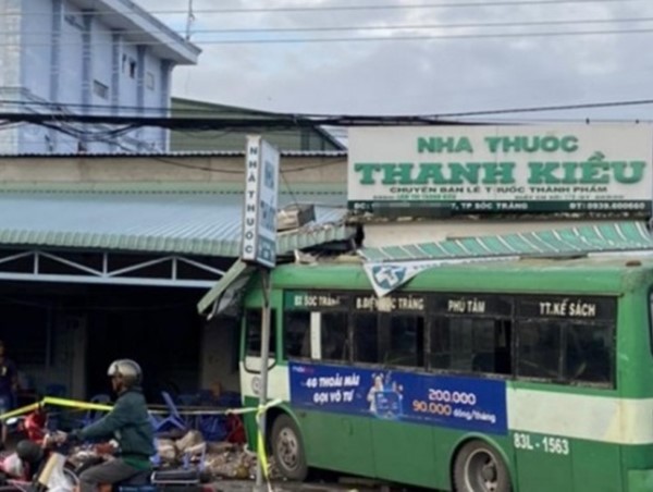 Xe buýt lao vào nhà thuốc