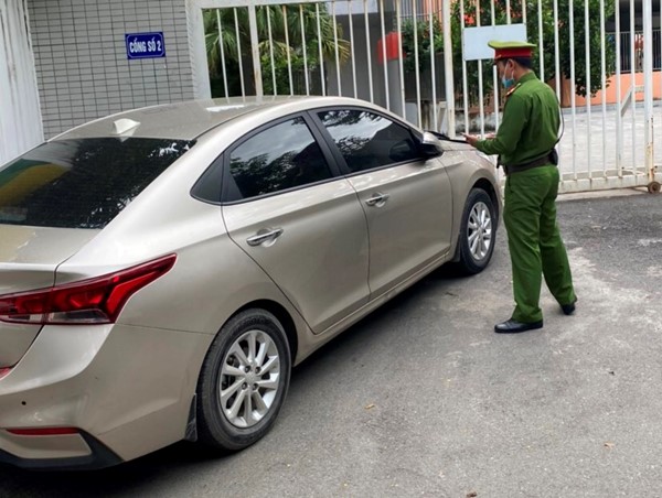 Xử lý nghiêm xe ô tô án ngữ cổng trường Mầm non Ánh Sao