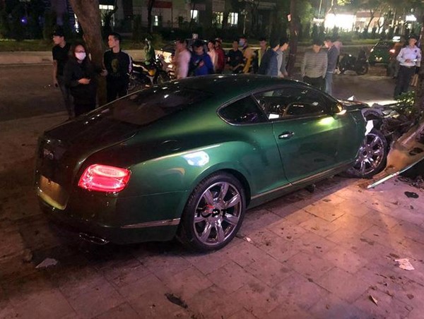 Hà Nội: Siêu xe Bentley 25 tỷ đồng nát đầu sau cú tông mạnh