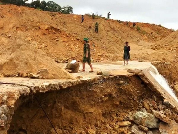 Dùng mìn phá đá thông đường vào khu vực công nhân đang mất tích ở Rào Trăng 3