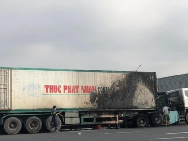 Tai nạn giao thông mới nhất hôm nay 22/10: Xe đầu kéo bốc cháy dữ dội gần trạm thu phí