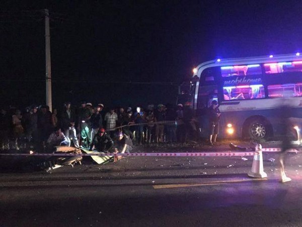 Va chạm với xe khách, 2 người đi xe máy tử vong