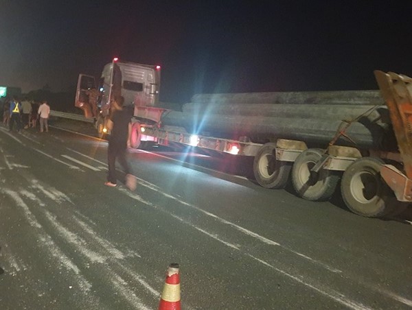 Cột điện bê tông rơi xuống đường cao tốc Pháp Vân - Cầu Giẽ gây tai nạn cho xe khách