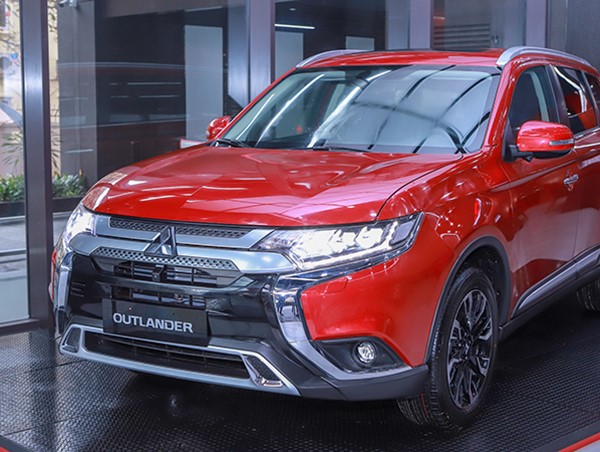 Giá xe ô tô hôm nay 23/10: Mitsubishi Outlander tặng phụ kiện và bảo hiểm vật chất