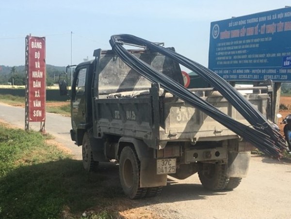 Xe chở thép va chạm xe máy khiến người đàn ông tử vong