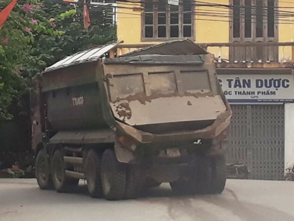 Người dân Quốc Oai bất an vì xe quá tải