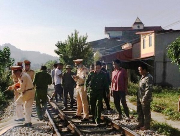 Tai nạn giao thông mới nhất hôm nay 24/10: Dừng xe trên đường ray để nghe điện thoại, bị tàu hỏa tông tử vong