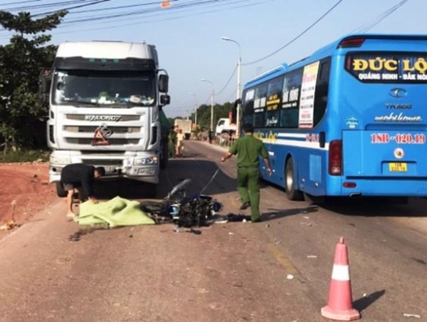 Xe máy đấu đầu container, xe nát vụn còn tài xế tử vong tại chỗ 