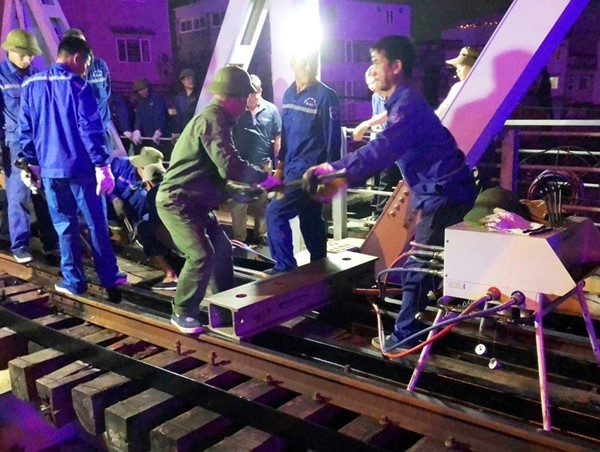 Đề nghị điều tra, xử lý nghiêm vụ sà lan va chạm gây hư hại cầu đường sắt Tam Bạc