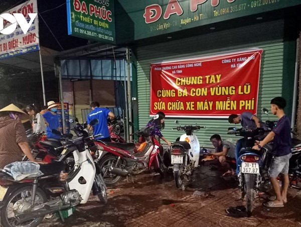 Đội quân sửa xe miễn phí “hồi sinh” xe máy cho bà con vùng tâm lũ Hà Tĩnh